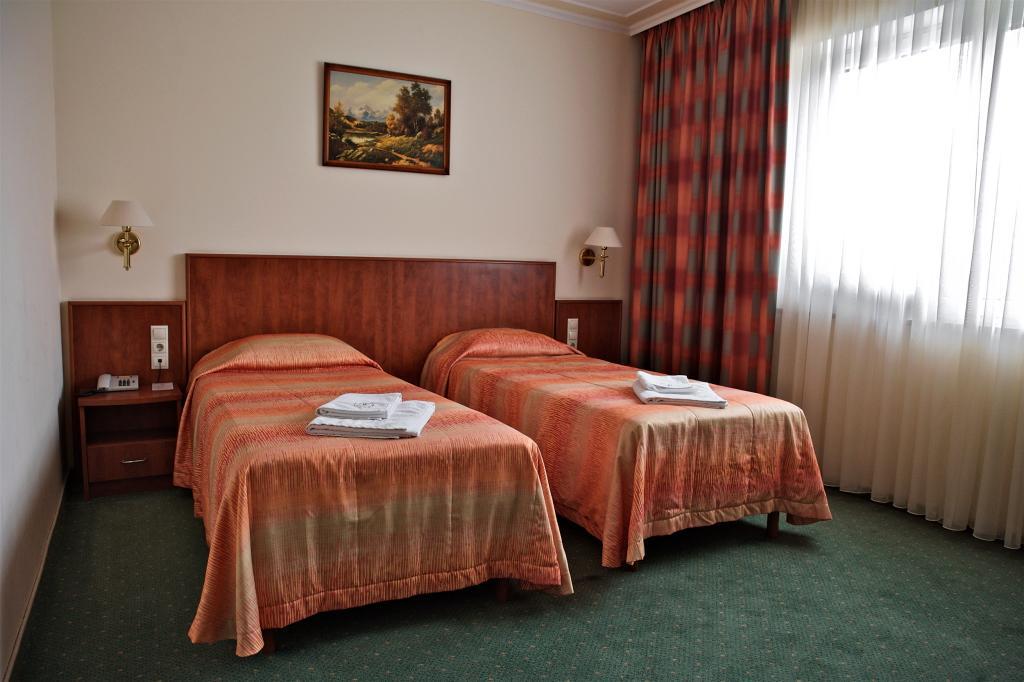 Hotel Lukács Superior Kazincbarcika Quarto foto