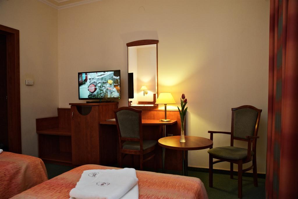 Hotel Lukács Superior Kazincbarcika Quarto foto