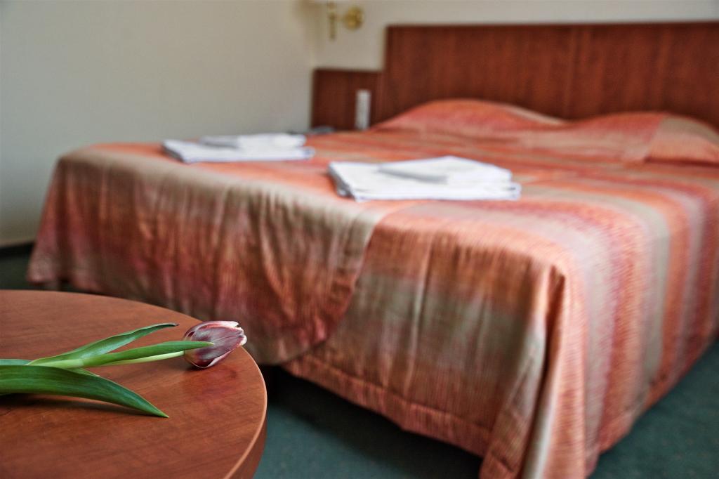Hotel Lukács Superior Kazincbarcika Quarto foto
